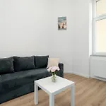 Modern Very Berry In By Renters Apartament Poznań