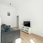 Modern Very Berry In By Renters Apartament *