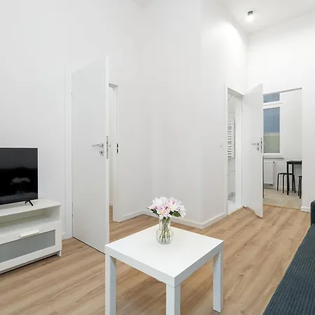 Modern Very Berry In By Renters Apartament Poznań