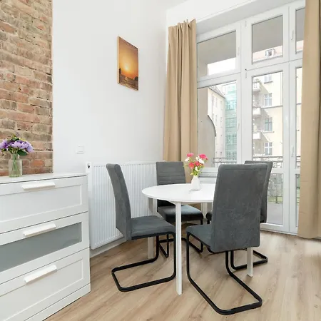 Lägenhet Modern Very Berry In By Renters Poznań