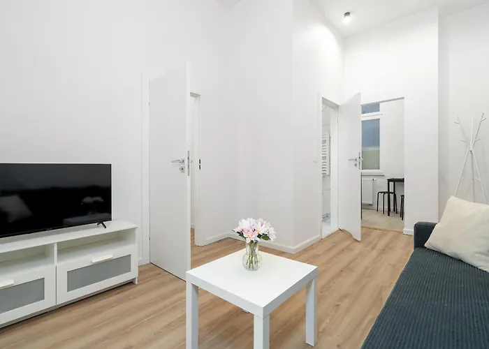 Modern Very Berry In By Renters Lägenhet Poznań